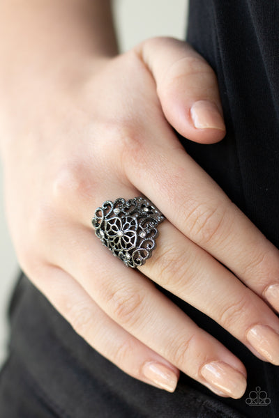 Grenada Gardens - Black ring