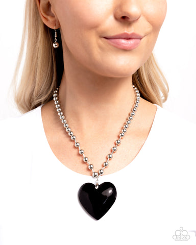 Romantic Residence - Black Necklace Heart