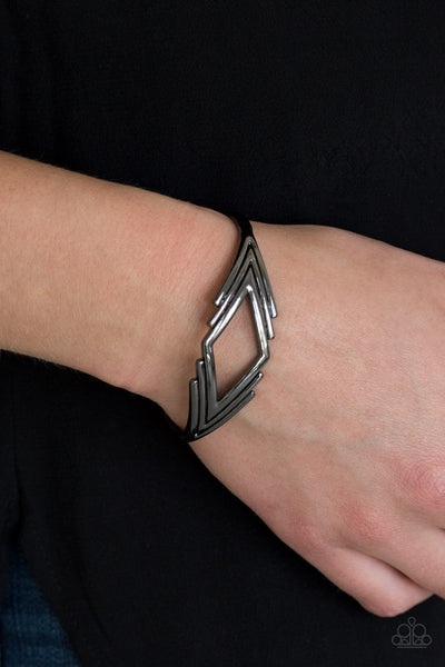 In Total De-NILE - Black gunmetal bracelet