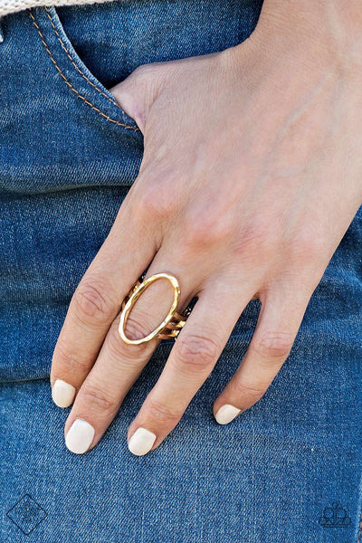 Center Chic gold ring