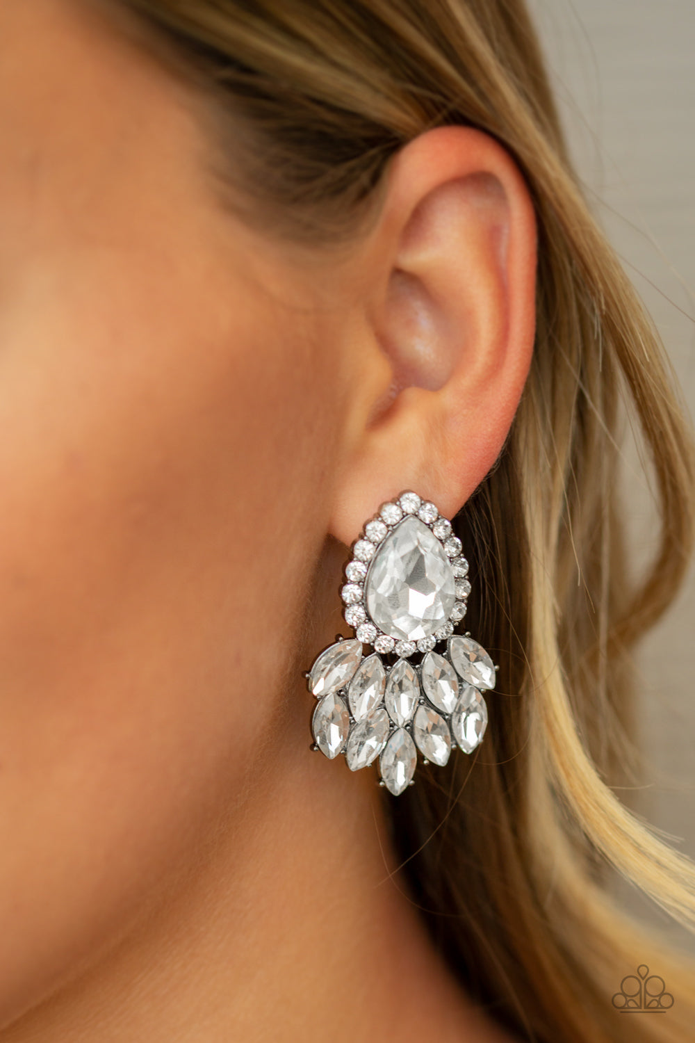 A Breath of Fresh HEIR - Black earrings