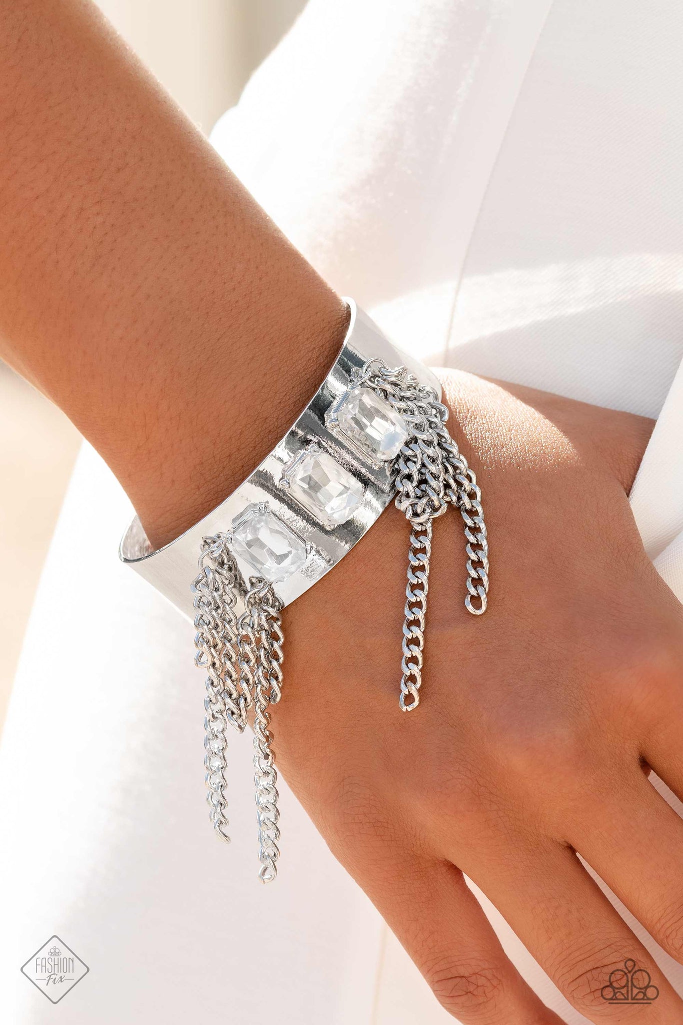 CHAIN Showers - White Bracelet Fashion Fix 03/2023